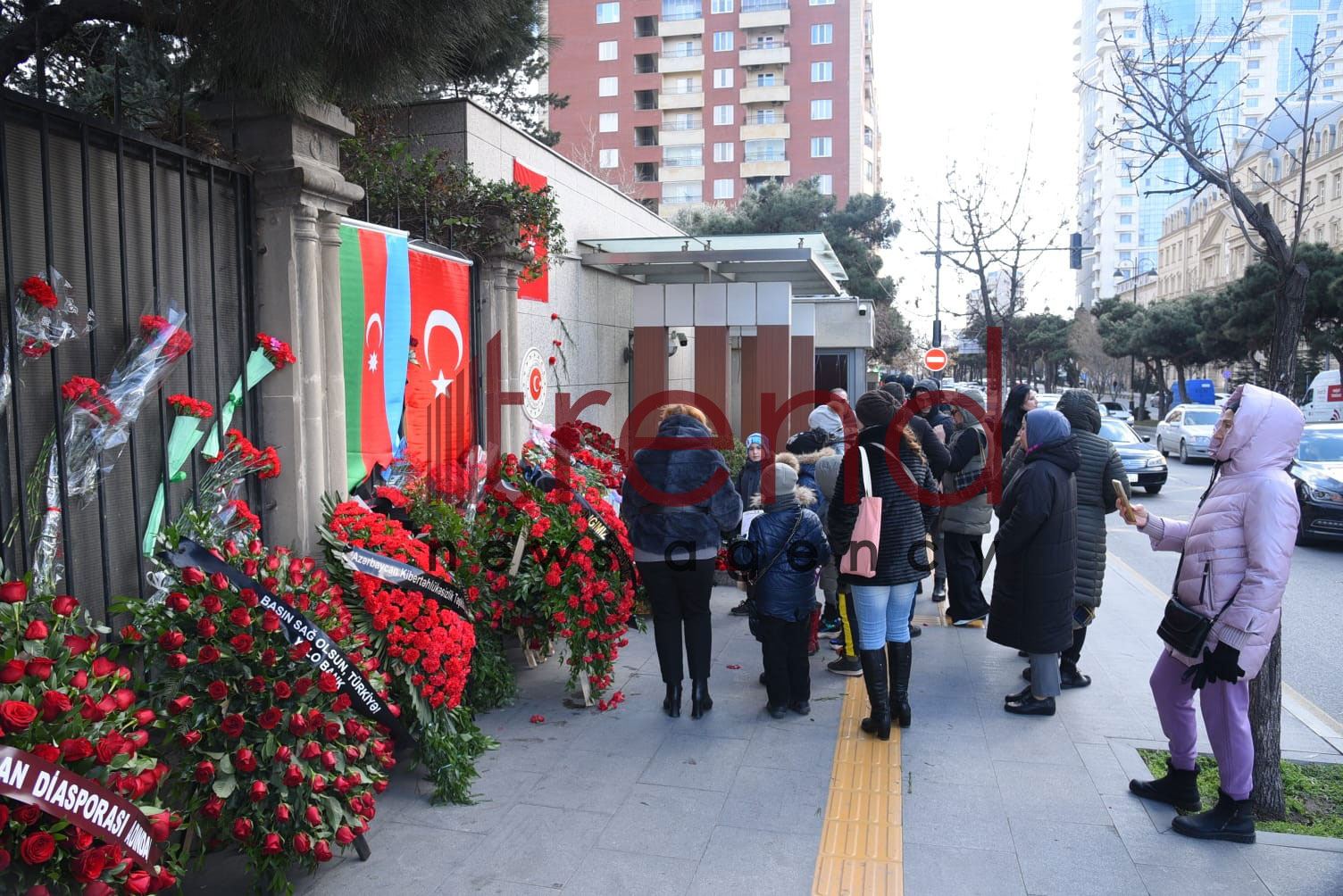 Azerbaijani citizens continue to honor memory of Türkiye earthquake victims (PHOTO)