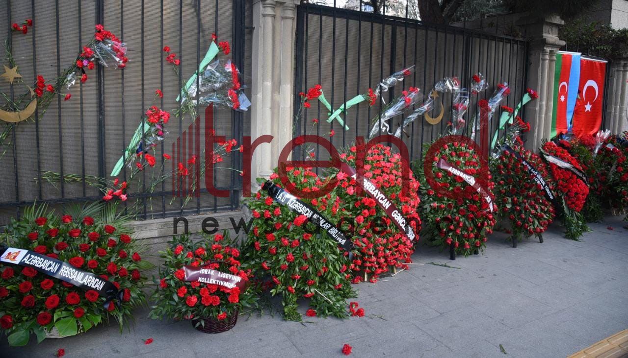 Граждане Азербайджана чтят память жертв землетрясения перед посольством Турции (ФОТО)