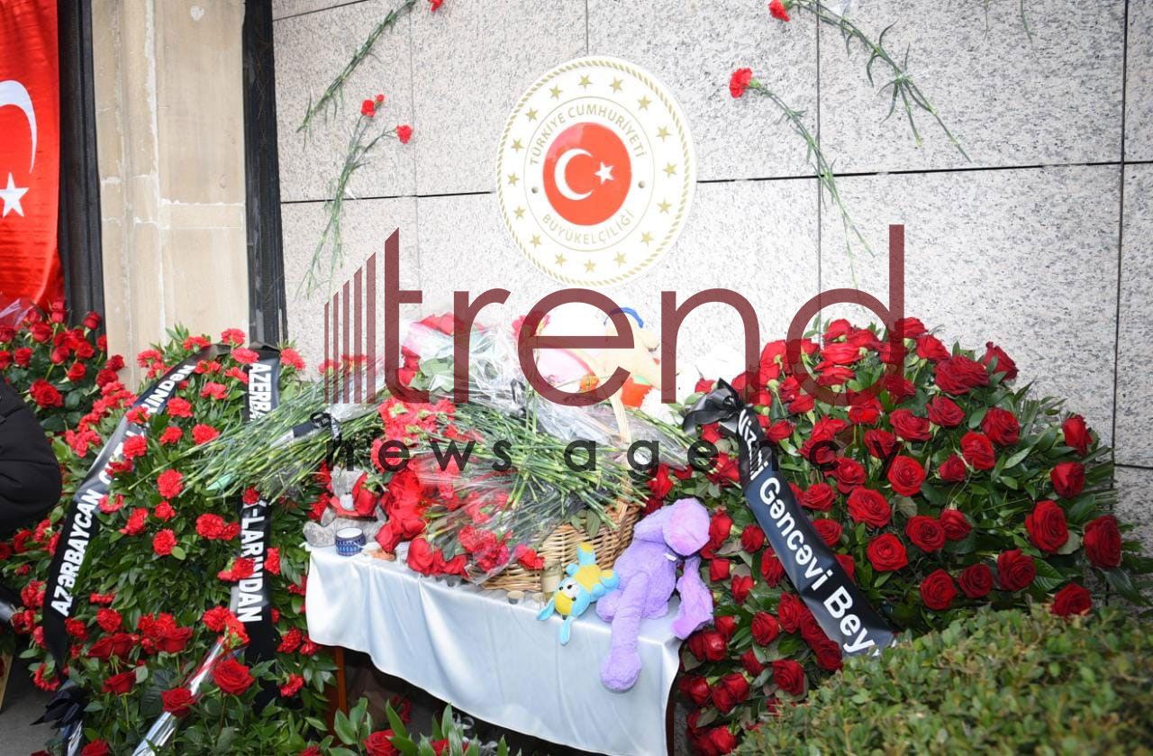 Azerbaijani citizens continue to honor memory of Türkiye earthquake victims (PHOTO)
