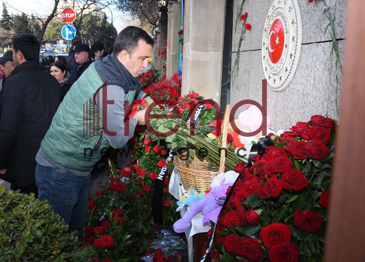 Граждане Азербайджана чтят память жертв землетрясения перед посольством Турции (ФОТО)