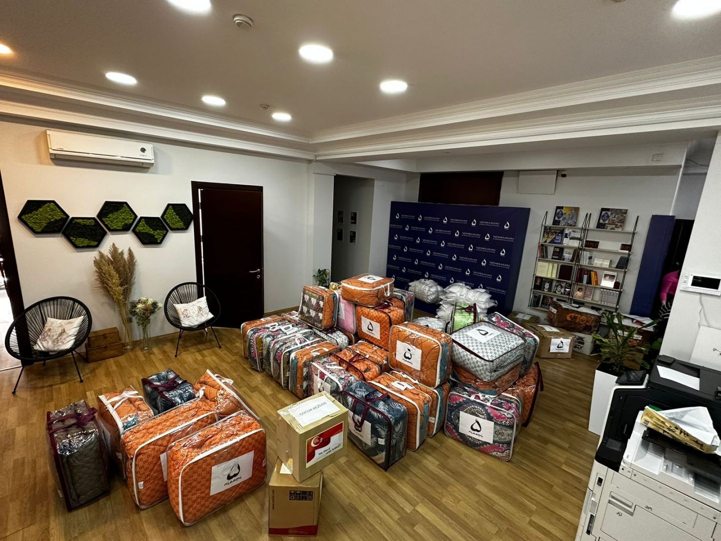 Международный центр Низами Гянджеви направил помощь Турции (ФОТО/ВИДЕО)