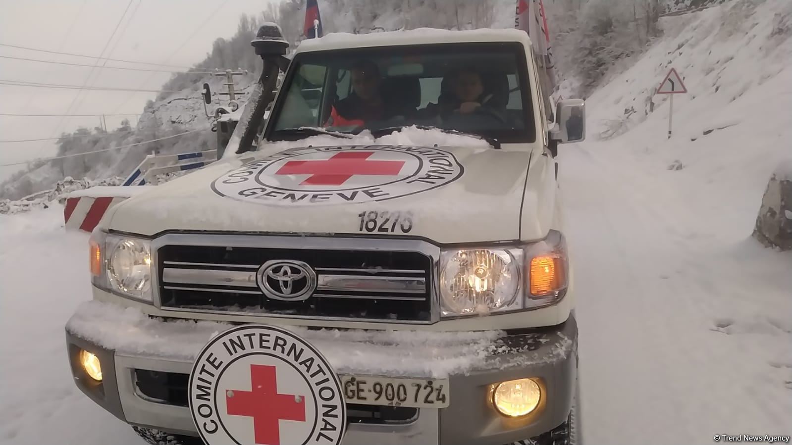 По Лачинской дороге проехали четыре автомашины Красного Креста (ФОТО)