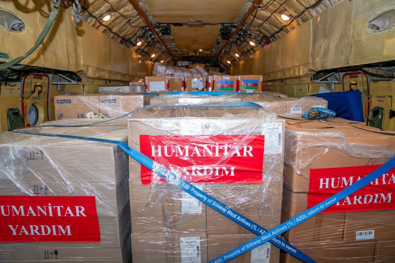 Самолет с гуманитарной помощью, направленной по поручению Первой леди Мехрибан Алиевой, прибыл в Газиантеп (ФОТО/ВИДЕО)