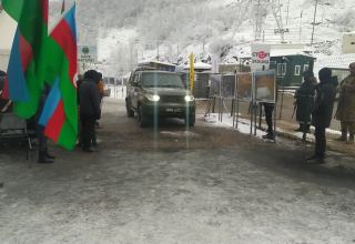 Rusiya sülhməramlılarına məxsus minik avtomobili Laçın yolundan keçib (FOTO)