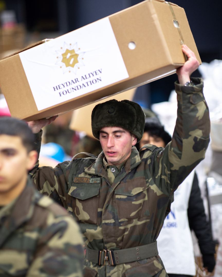 RİİB-in kampaniyası çərçivəsində toplanan yardımlar TIR-lara yüklənib və Türkiyəyə yola salınır (FOTO)