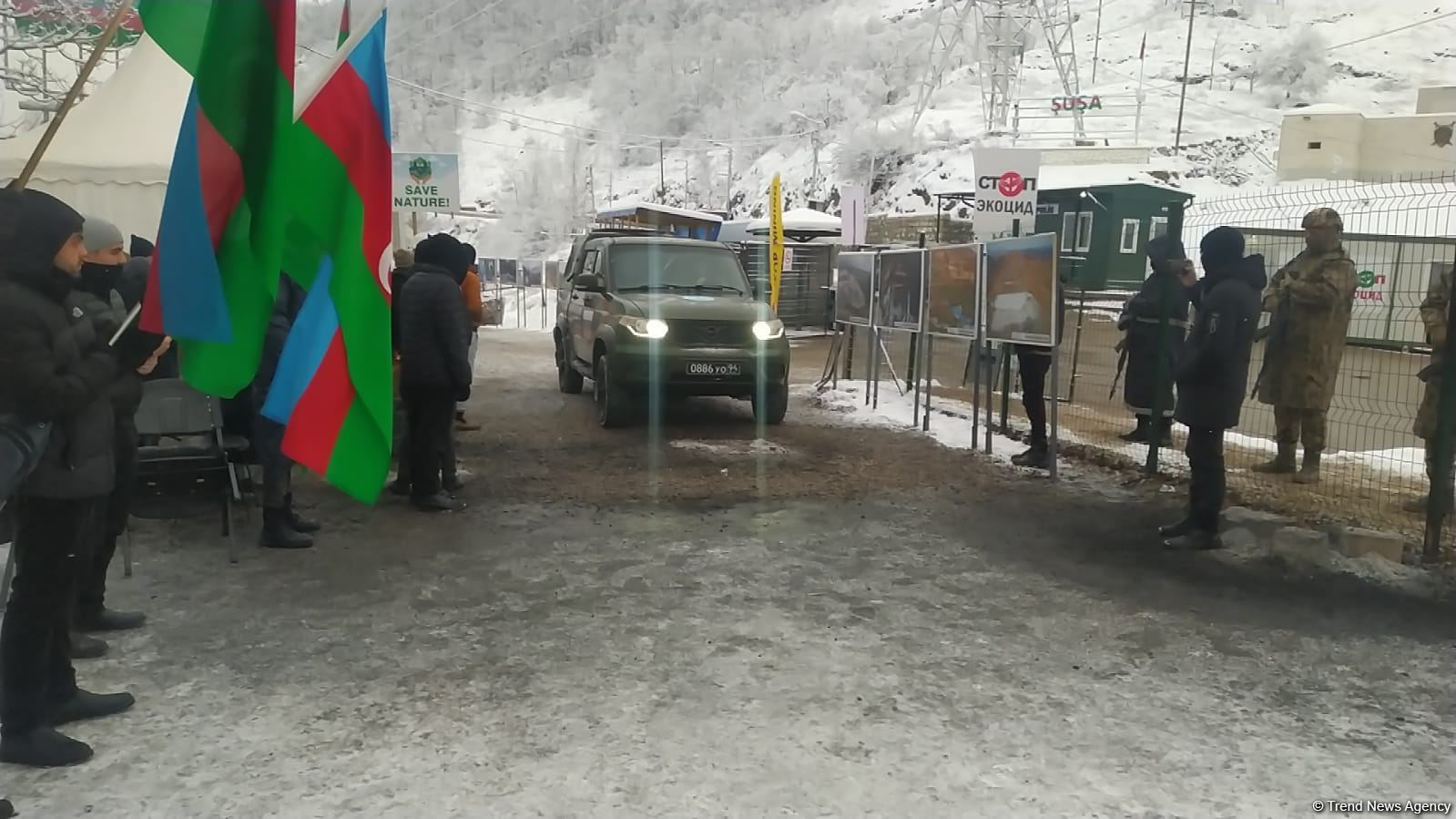 Rusiya sülhməramlılarına məxsus minik avtomobili Laçın yolundan keçib (FOTO)