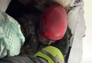 Azerbaijani rescuers pull another woman from rubble in quake-rocked Türkiye (VIDEO)