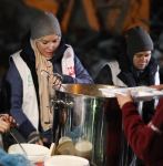 Турецкие звезды работают волонтерами, чтобы помочь пострадавшим от землетрясения (ФОТО/ВИДЕО)