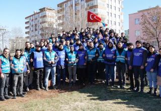 Азербайджанские волонтеры продолжают свою деятельность в Турции (ФОТО)