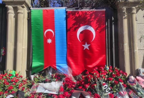 Azerbaijani citizens commemorate earthquake victims in front of Turkish embassy (PHOTO)
