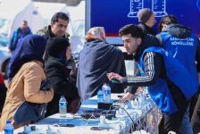 Азербайджанские волонтеры продолжают свою деятельность в Турции (ФОТО)