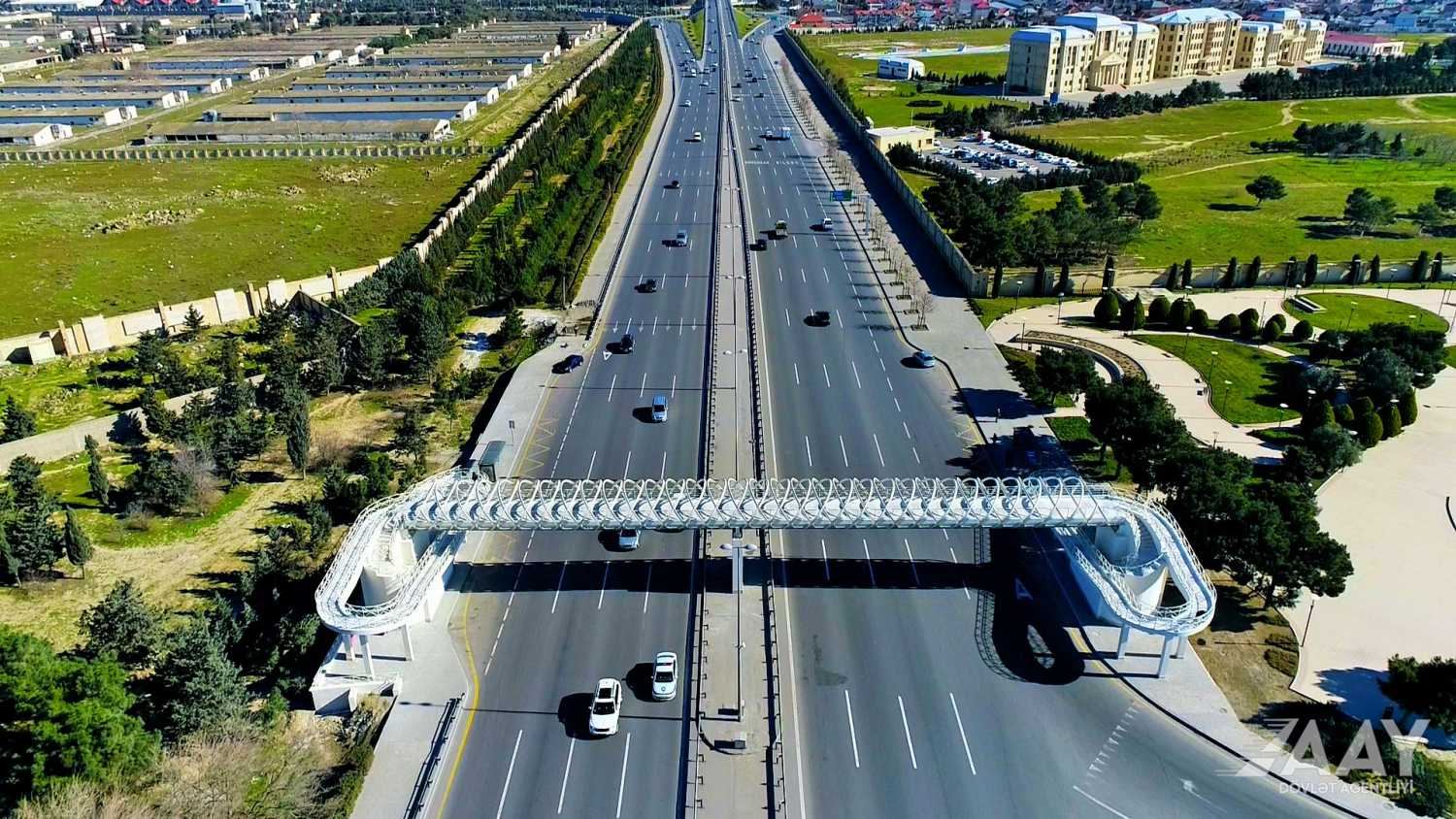 В Баку завершено строительство еще одного надземного пешеходного перехода (ФОТО/ВИДЕО)