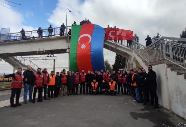 Azerbaijan sends humanitarian aid containers from Bilajari railway station to Türkiye (PHOTO)