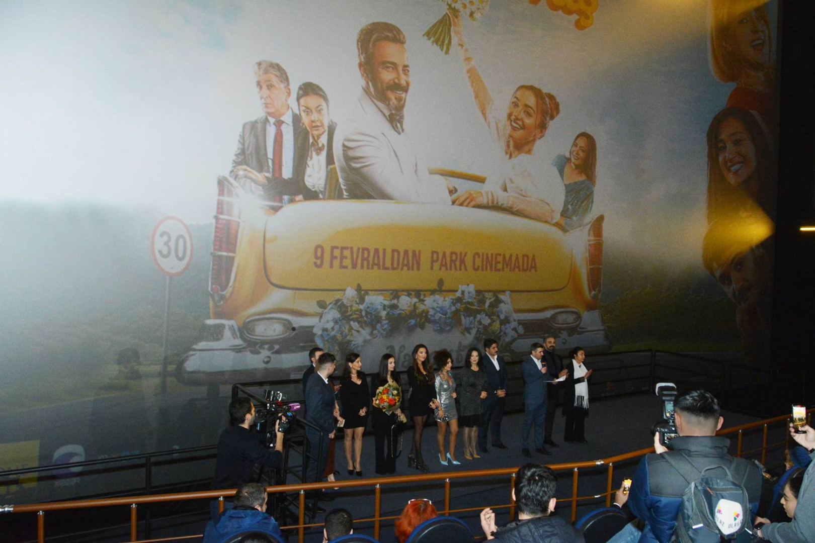 В Баку состоялся гала-вечер фильма "Evdə qalmış" с участием известных актеров (ФОТО)