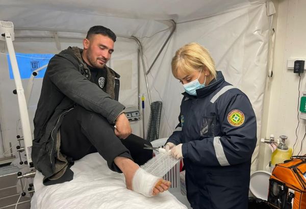 Azerbaijani ministry talks aid to quake-injured Turkish citizens at its field hospitals (PHOTO/VIDEO)