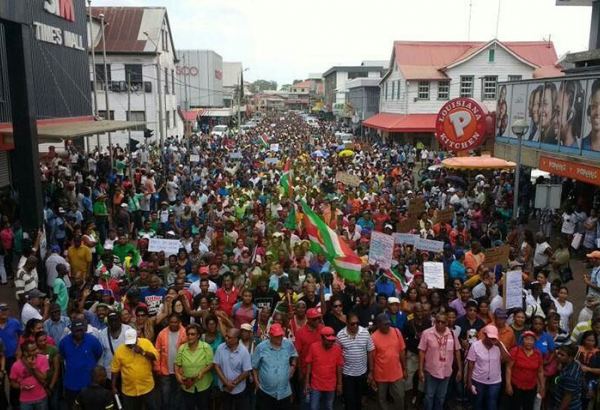 В Суринаме протестующие ворвались в здание парламента