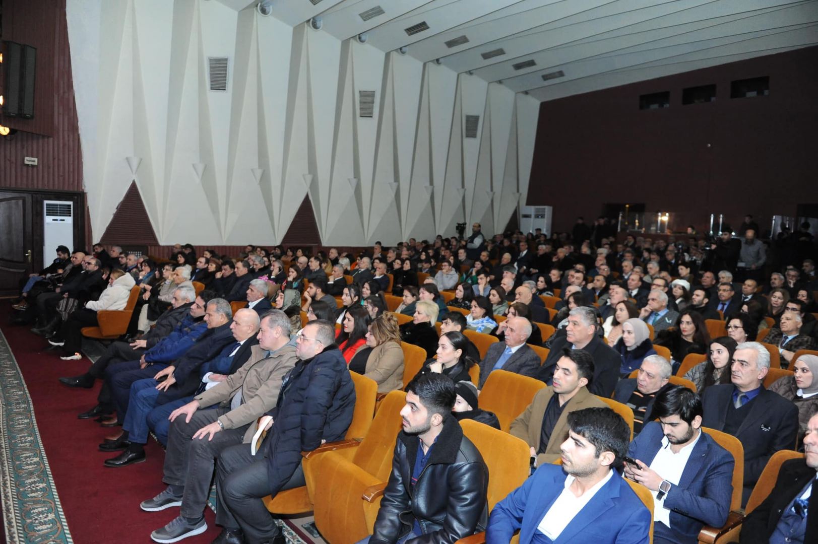 Иреванский театр представил премьеру спектакля о судьбе семьи Гусейна Джавида  (ФОТО)