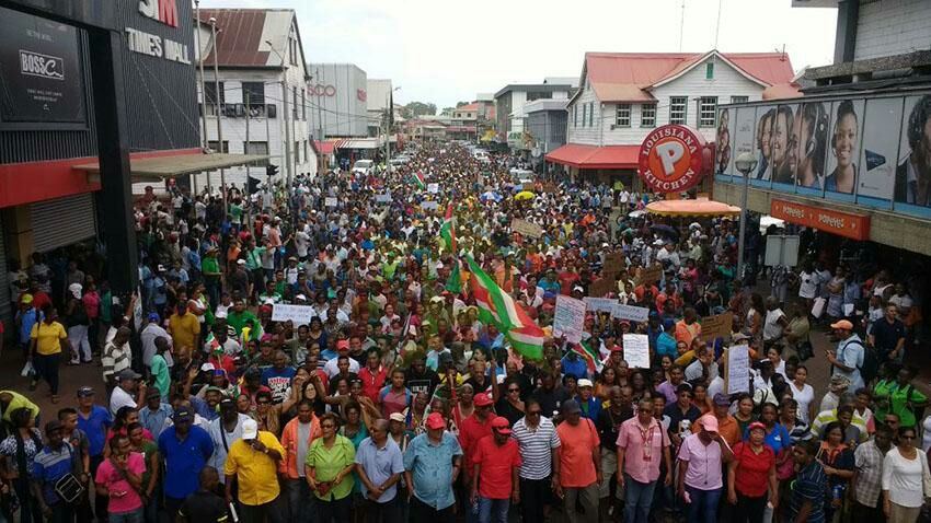 В Суринаме протестующие ворвались в здание парламента