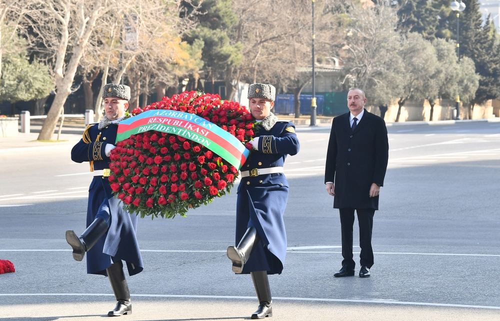 Президент Ильхам Алиев посетил памятник Ходжалинскому геноциду (ФОТО/ВИДЕО)