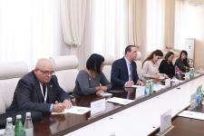 Azerbaijani health minister holds meeting with Cuban delegation (PHOTO)