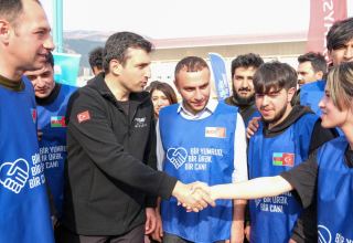 Сельджук Байрактар встретился с азербайджанскими волонтерами в Кахраманмараше (ФОТО)