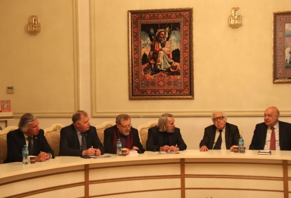 В Баку состоялась творческая встреча писателей Азербайджана и России (ФОТО)