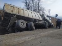 В Ходжалы грузовик упал в водоканал (ФОТО)