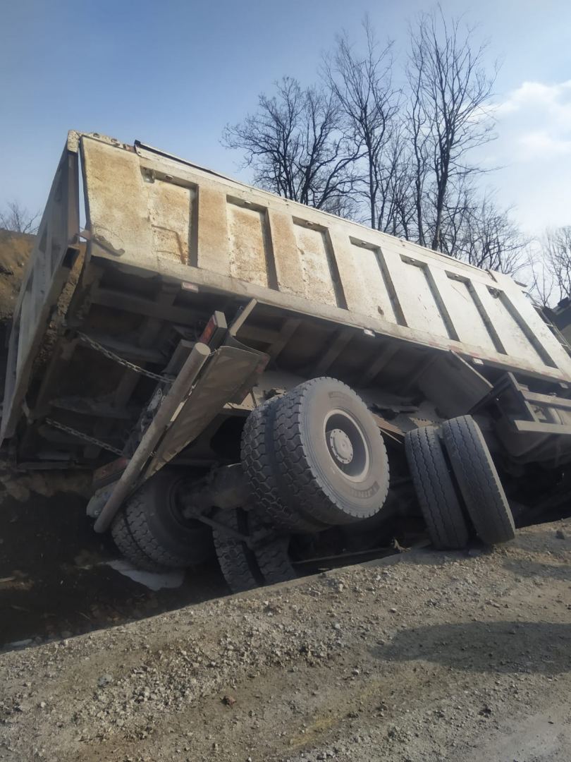 В Ходжалы грузовик упал в водоканал (ФОТО)