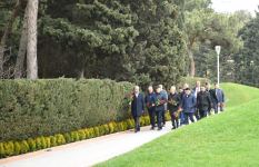 Члены комиссии ТЮРКПА посетили Аллею почетного захоронения и Аллею шехидов (ФОТО)