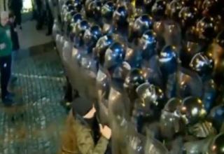 Tbilisidə polis etirazçılara qarşı gözyaşardıcı qazdan istifadə edib (VİDEO)