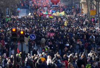 Свыше 50 тыс. человек участвуют в марше против пенсионной реформы в Париже (ВИДЕО)