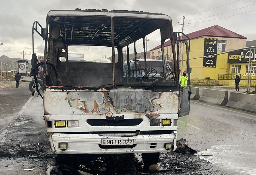 На Ходжасанской дороге загорелся автобус (ВИДЕО)