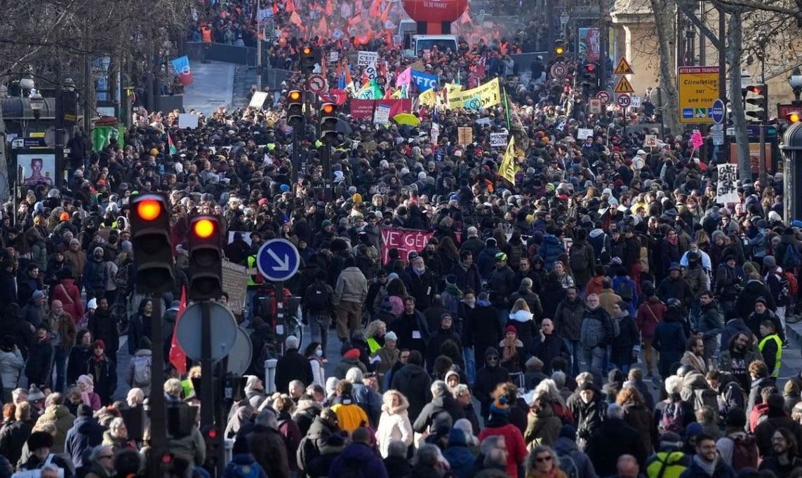 Во Франции не утихают протесты (ВИДЕО)