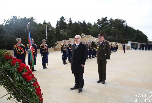President of Latvia visits Alley of Martyrs in Baku (PHOTO)