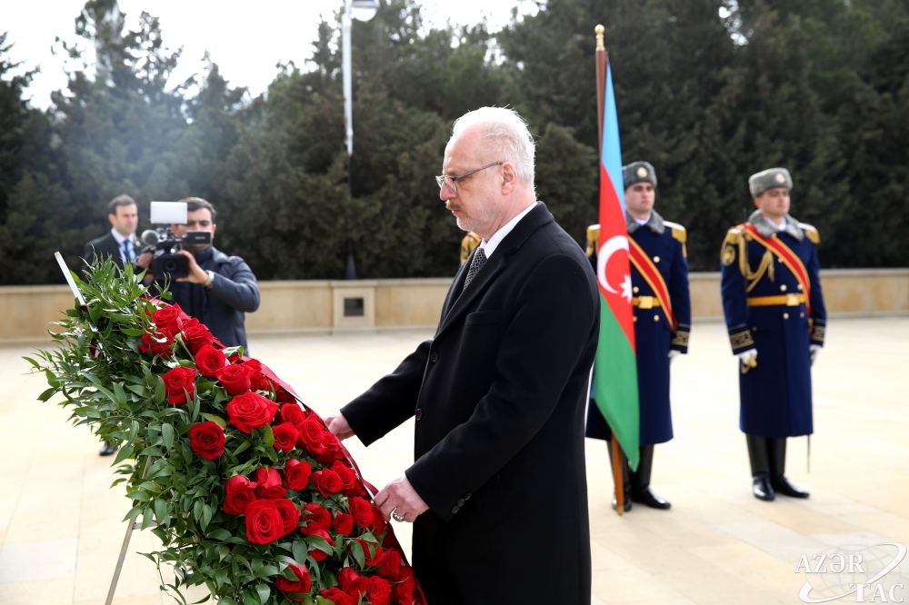President of Latvia visits Alley of Martyrs in Baku (PHOTO)
