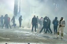 Gürcüstanda gecə saatlarında da etirazlar davam edir, etirazçılar polislərə "Molotov kokteyli" atıblar (FOTO/VİDEO)