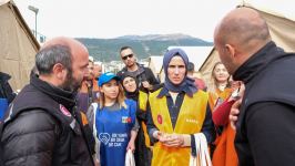 Азербайджанские волонтеры поздравили с 8 марта женщин, пострадавших от землетрясения в Турции (ФОТО)