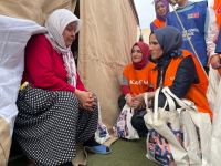 Азербайджанские волонтеры поздравили с 8 марта женщин, пострадавших от землетрясения в Турции (ФОТО)