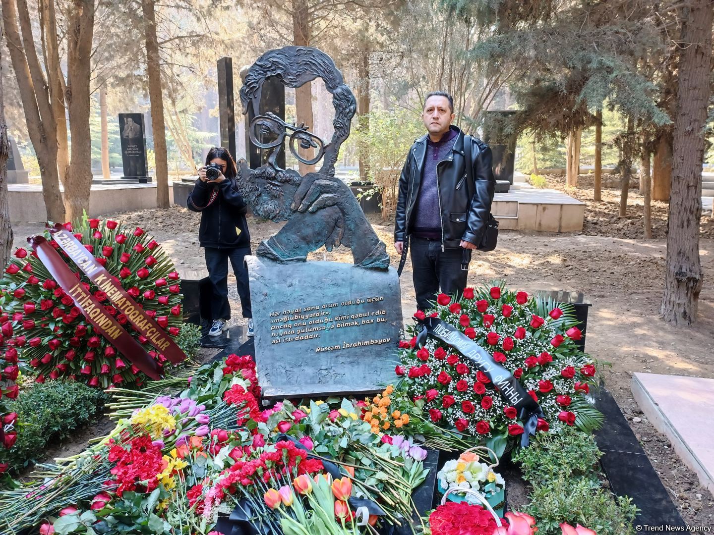 В Баку состоялось открытие надгробного памятника Рустаму Ибрагимбекову (ФОТО)