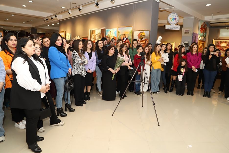 Привлекающие своей непредсказуемостью картины художников-любителей - выставка в Баку (ФОТО)