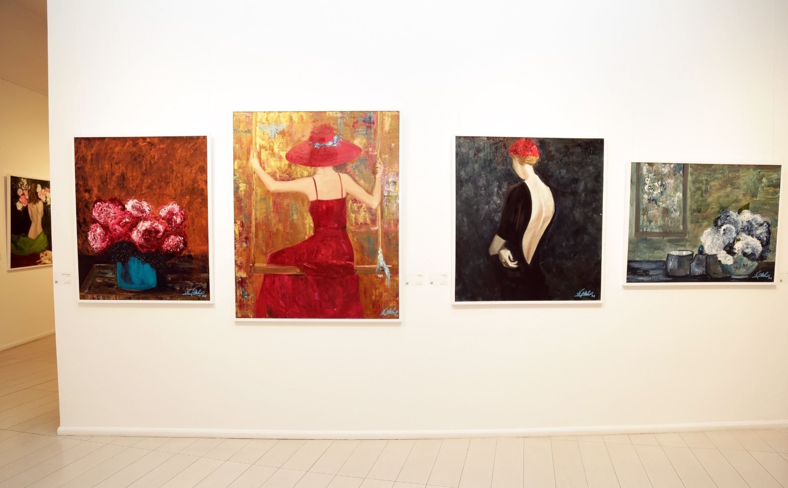 В работах Нигяр Хельми вы не увидите лиц женщин - зрители сами "рисуют" их в воображении (ФОТО)