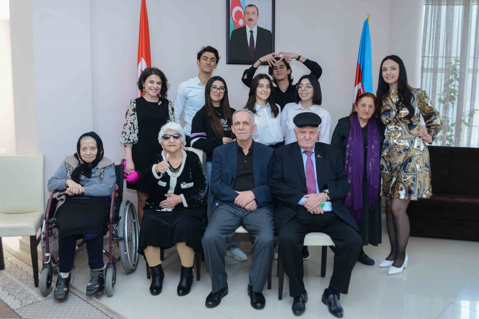 UNEC kollektivi Novruz bayramını “Qocalar evi”ndə qeyd edib (FOTO)