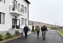 Президент Ильхам Алиев и Первая леди Мехрибан Алиева ознакомились с условиями, созданными в полной средней школе поселка Суговушан (ФОТО/ВИДЕО)