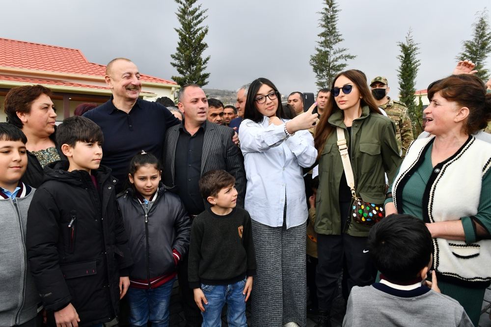 Heartfelt meeting of President Ilham Aliyev and First Lady Mehriban Aliyeva with residents of Talish village (PHOTO)