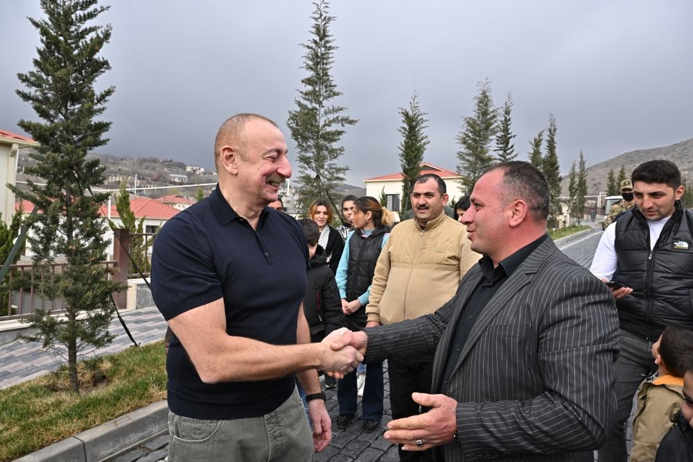 Президент Ильхам Алиев и Первая леди Мехрибан Алиева встретились и побеседовали с жителями села Талыш (ФОТО)