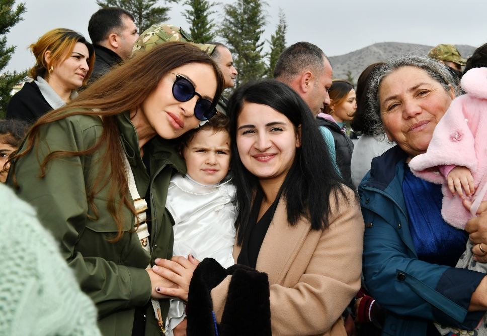 Prezident İlham Əliyev və Birinci xanım Mehriban Əliyeva Talış kəndinin sakinləri ilə görüşüb söhbət ediblər (FOTO)