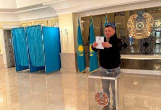 Казахстанцы активно голосуют на выборах на избирательном участке в Азербайджане (ФОТО)