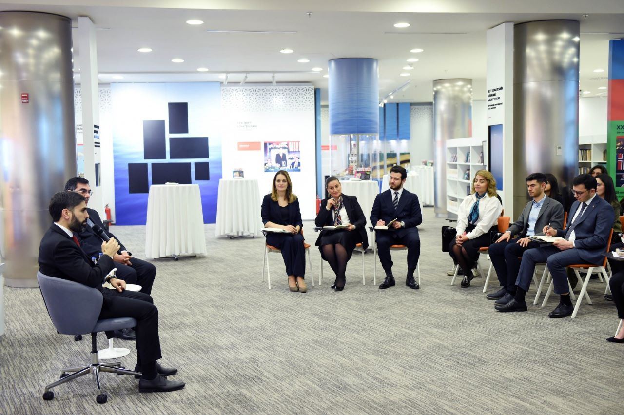 SOCAR President holds meeting with young people selected for Young Talents Program (PHOTO)
