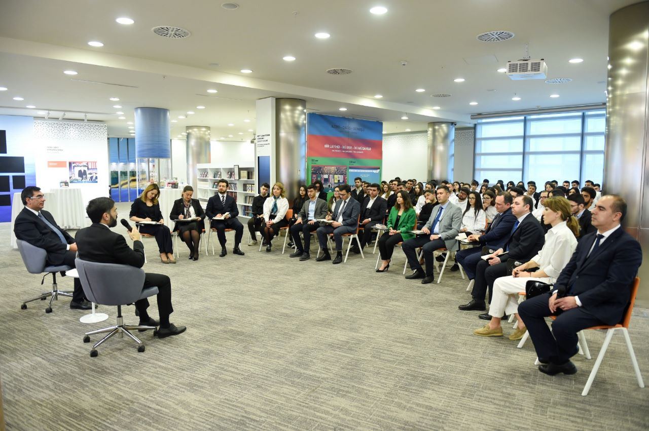 SOCAR President holds meeting with young people selected for Young Talents Program (PHOTO)