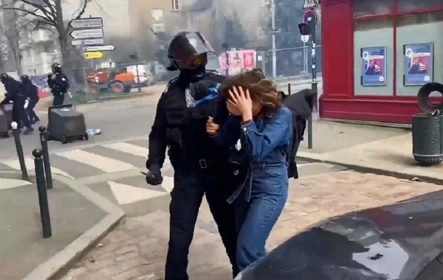 Fransa polisinin etirazçılara qarşı zorakılığının yeni görüntüləri yayılıb (VİDEO)